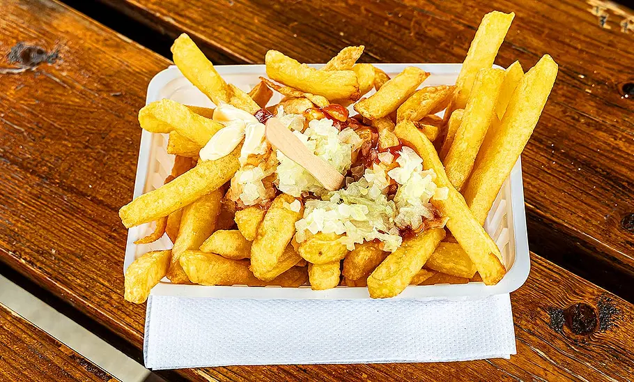 Blick von oben auf eine Portion Pommes Spezial.