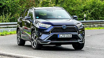 Blick von schräg vorne auf den fahrenden Toyota RAV4. - Foto: Frank Ratering