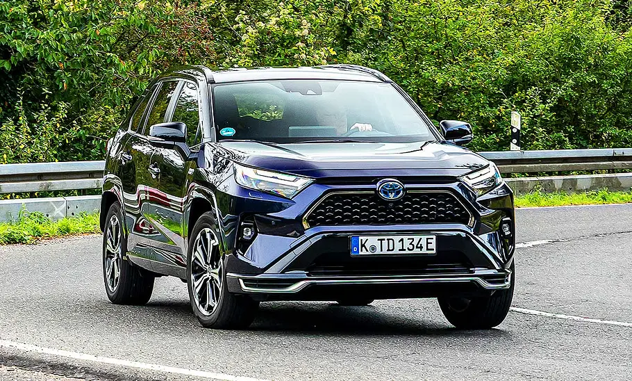 Blick von schräg vorne auf den fahrenden Toyota RAV4.