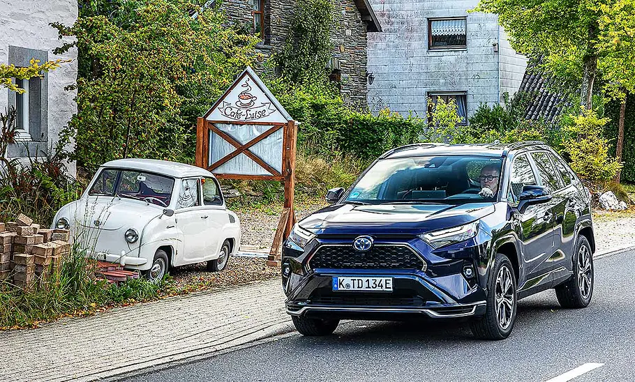 Blick von schräg vorne auf den Toyota RAV4, der auf einer Straße entlang fährt.