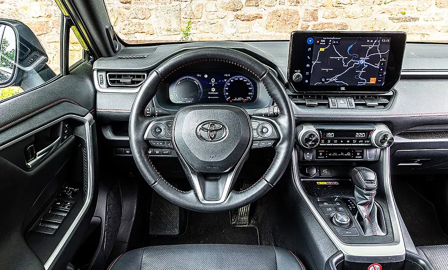 Blick auf die Armaturen im Innenraum des Toyota RAV4.