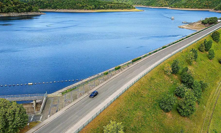 Blick aus der Vogelperspektive auf den Toyota RAV4, der direkt neben dem Rursee steht.