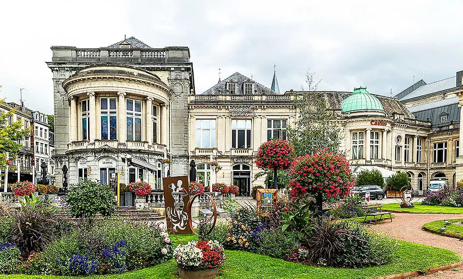 Blick auf die Frontseite des Casino de Spa.