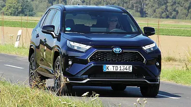 Der Toyota RAV4 Plug-in-Hybrid dynamisch von schräg vorne fotografiert. - Foto: Nils Koshofer
