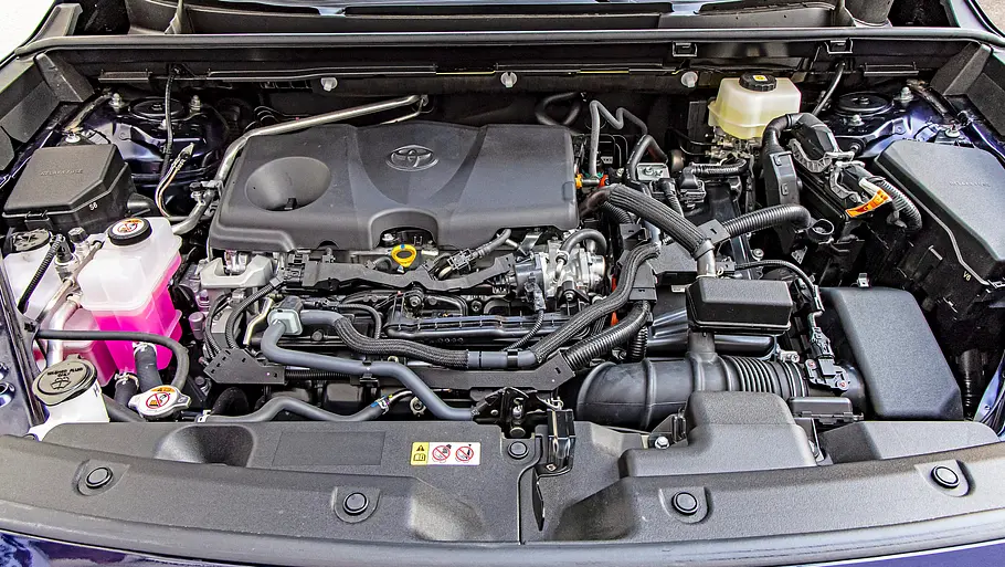 Toyota RAV4 und VW Tiguan im Vergleich Der Motorraum des Toyota RAV4.