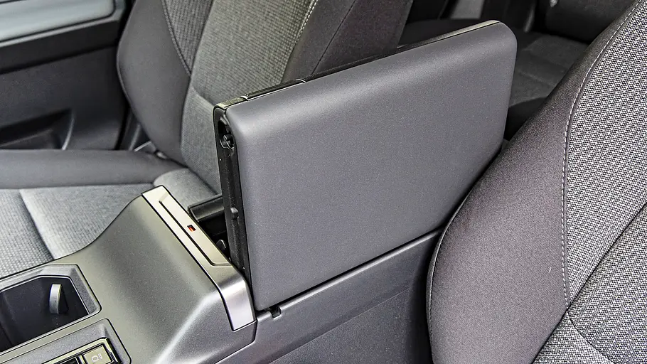 Toyota RAV4 und VW Tiguan im Vergleich Geöffnetes Staufach in der Mittelkonsole des Toyota RAV4.
