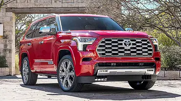 Der Toyota Sequoia (2023) statisch von schräg vorne fotografiert. - Foto: Toyota