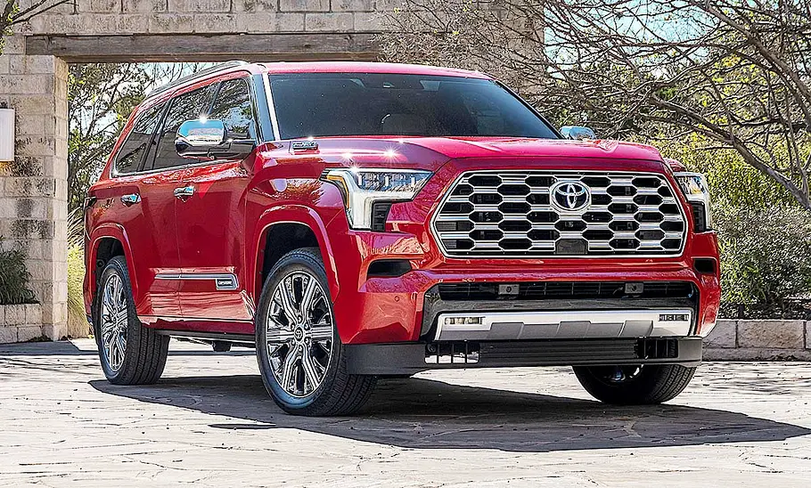 Der Toyota Sequoia (2023) statisch von schräg vorne fotografiert.