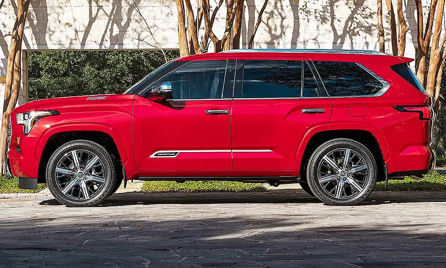 Der Toyota Sequoia (2023) statisch von der Seite fotografiert.