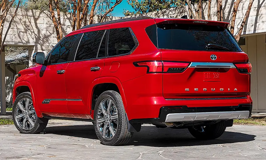 Der Toyota Sequoia (2023) statisch von schräg hinten fotografiert.