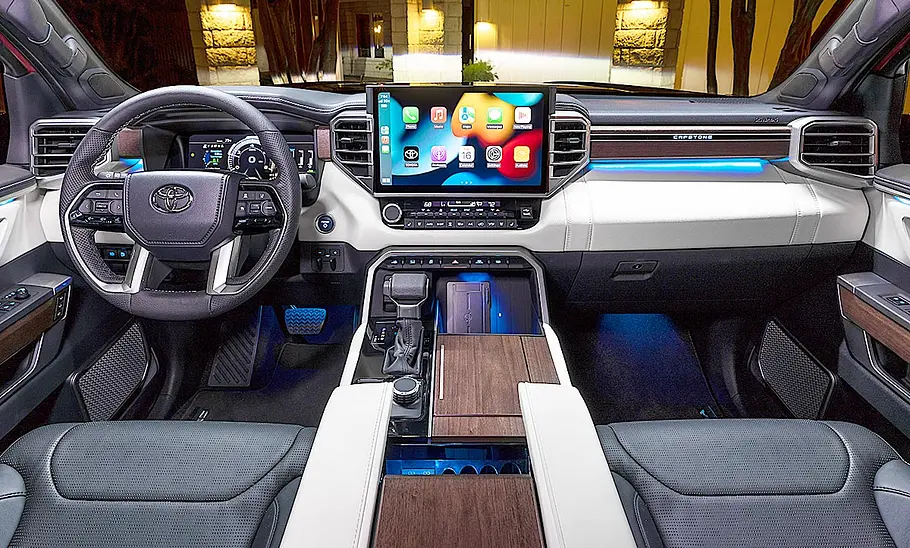 Das Cockpit des Toyota Sequoia (2023).