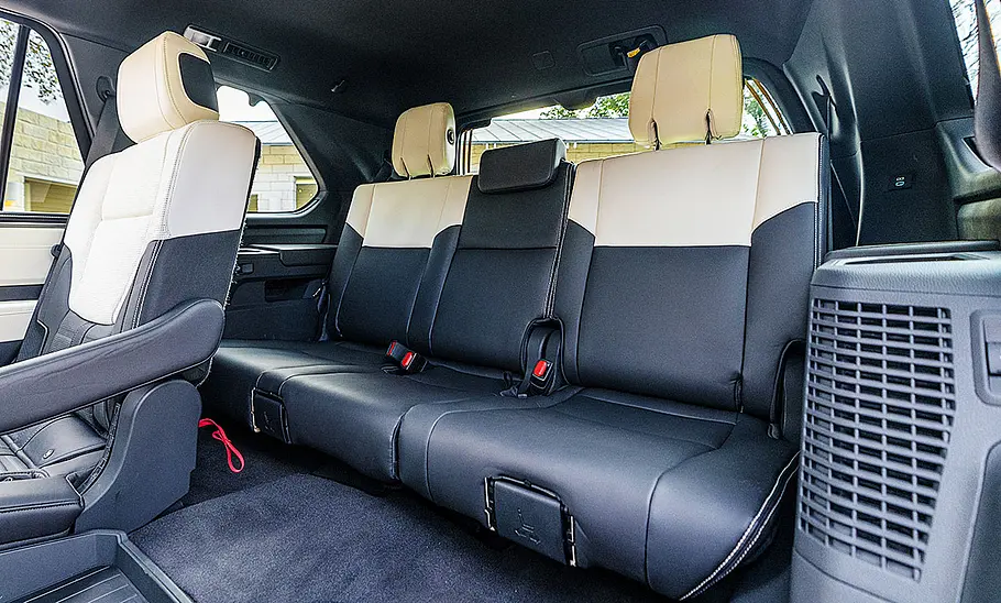 Die dritte Sitzreihe im Toyota Sequoia (2023).