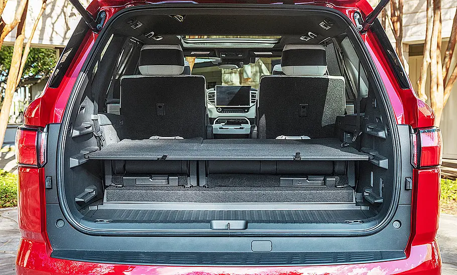 Der Kofferraum des Toyota Sequoia (2023) bei umgelegter dritter Sitzreihe.