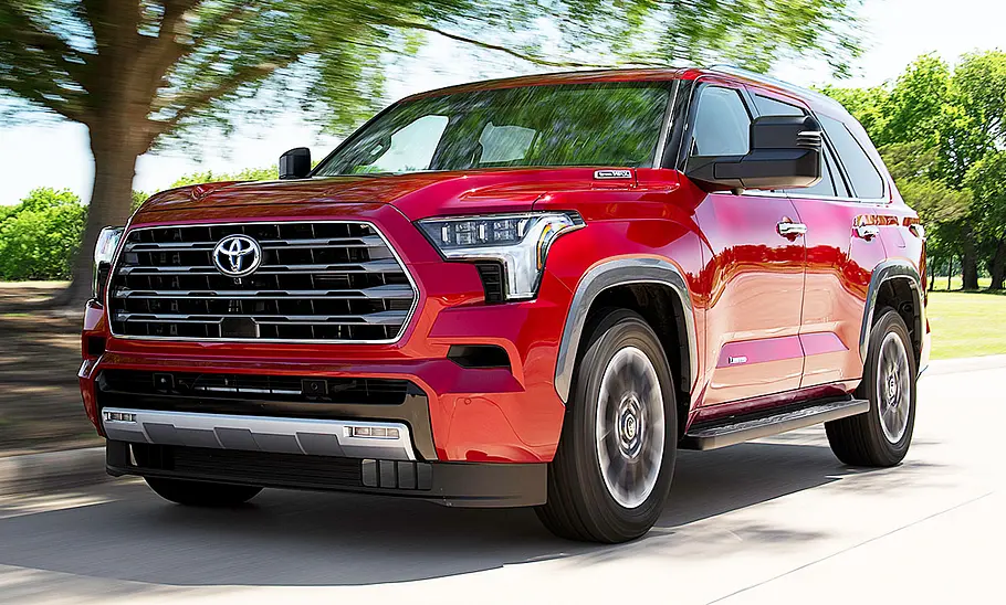 Der Toyota Sequoia (2023) dynamisch von schräg vorne fotografiert.