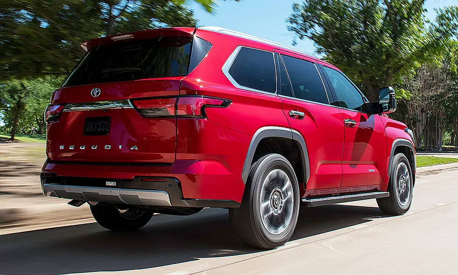 Der Toyota Sequoia (2023) dynamisch von schräg hinten fotografiert.