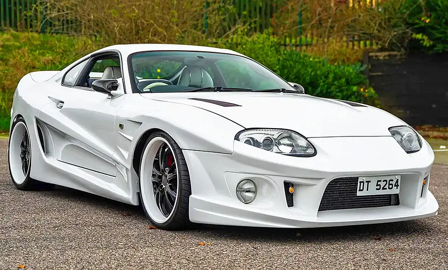 Toyota Supra Mk4 mit Abflug-Bodykit Die Toyota Supra Mk4 mit Abflug-Bodykit stehend von schräg vorne.