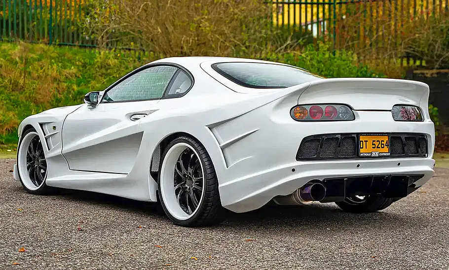 Toyota Supra Mk4 mit Abflug-Bodykit Die Toyota Supra Mk4 mit Abflug-Bodykit stehend von schräg hinten.