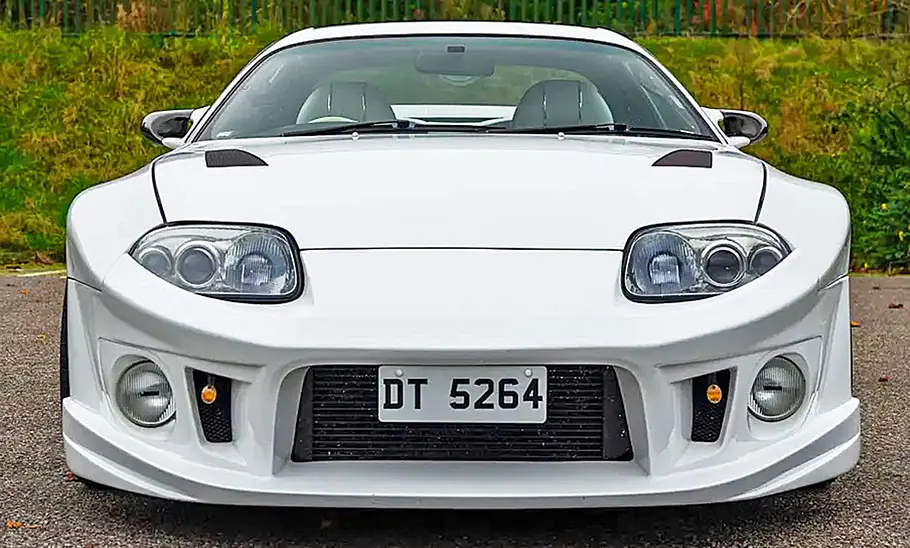 Toyota Supra Mk4 mit Abflug-Bodykit Die Toyota Supra Mk4 mit Abflug-Bodykit stehend von vorne.