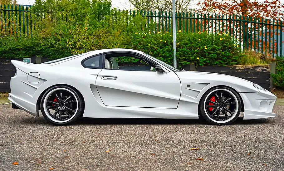 Toyota Supra Mk4 mit Abflug-Bodykit Die Toyota Supra Mk4 mit Abflug-Bodykit stehend seitlich.