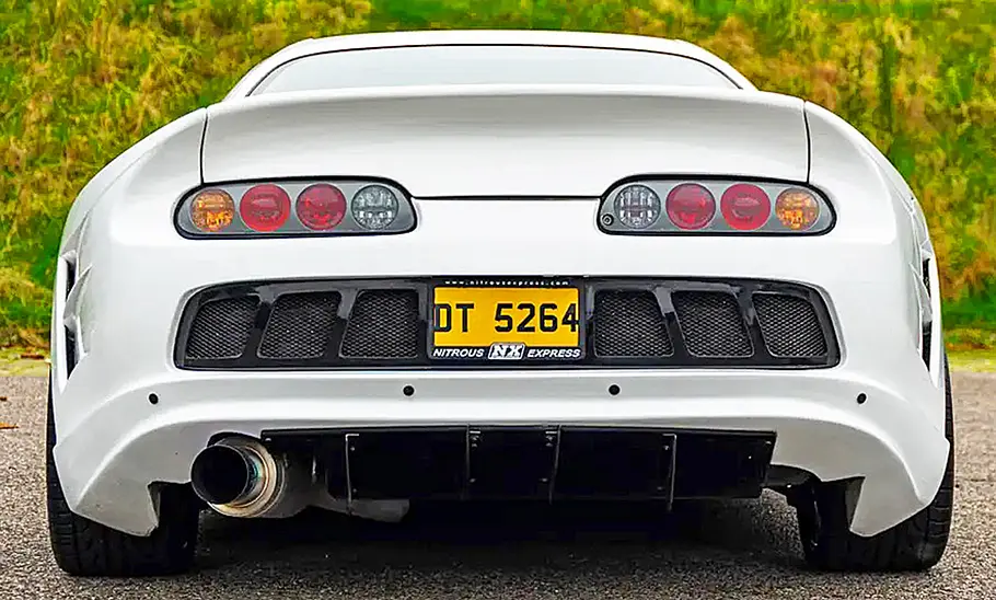 Toyota Supra Mk4 mit Abflug-Bodykit Die Toyota Supra Mk4 mit Abflug-Bodykit stehend von hinten.