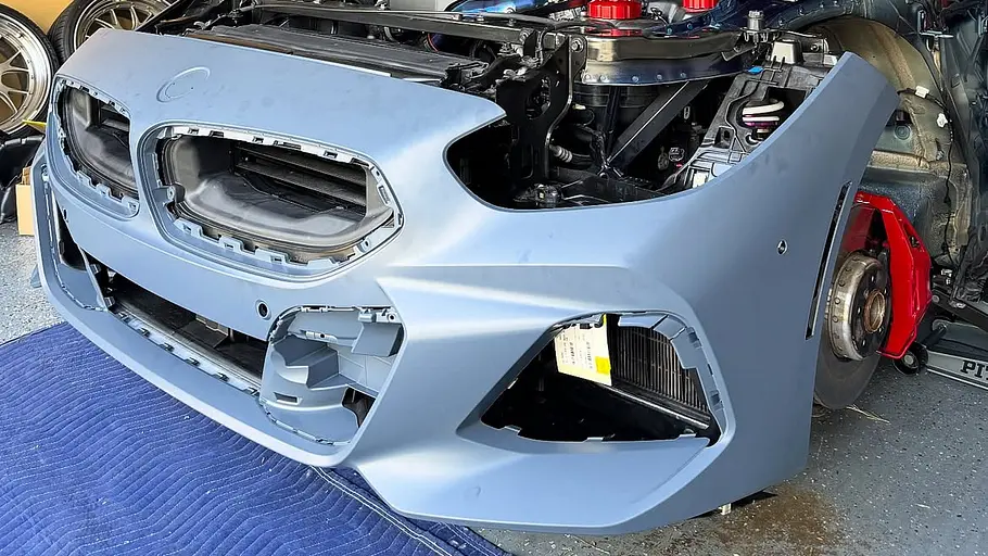 Toyota Supra mit Z4-Front Der Toyota Supra mit teilweise montierter Z4-Front.