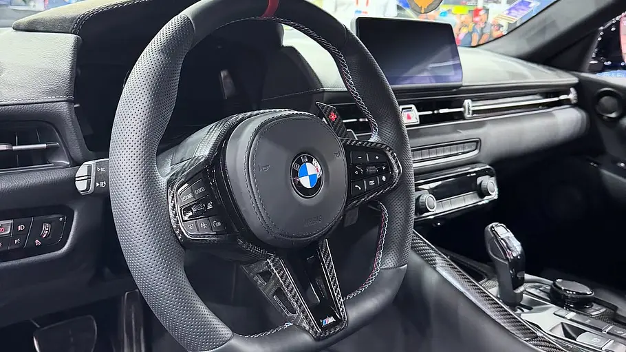 Toyota Supra mit Z4-Front Eine Detailaufnahme zeigt das BMW-Lenkrad des getunten Toyota Supra.
