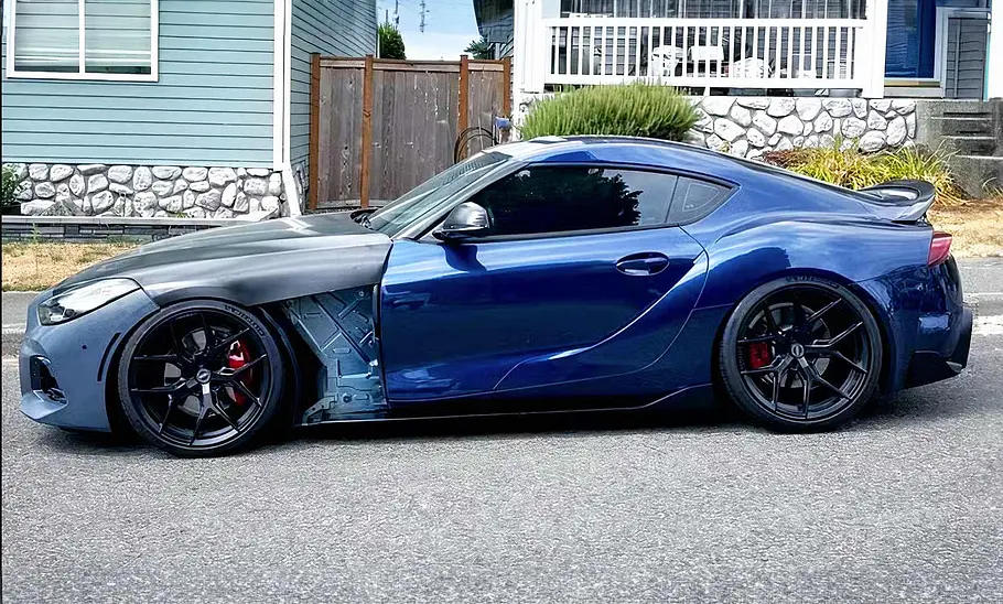 Toyota Supra mit Z4-Front Der Toyota Supra mit Z4-Front steht vor einem Haus, seitlich fotografiert.