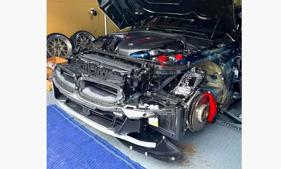 Toyota Supra mit Z4-Front Der Toyota Supra mit Z4-Front steht halbfertig in der Garage, man sieht die Front.