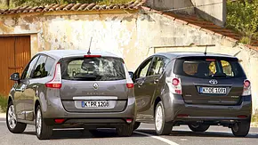 Toyota Verso 2.2 D-4D und Renault Grand Scénic dCi 130 - Heckansicht