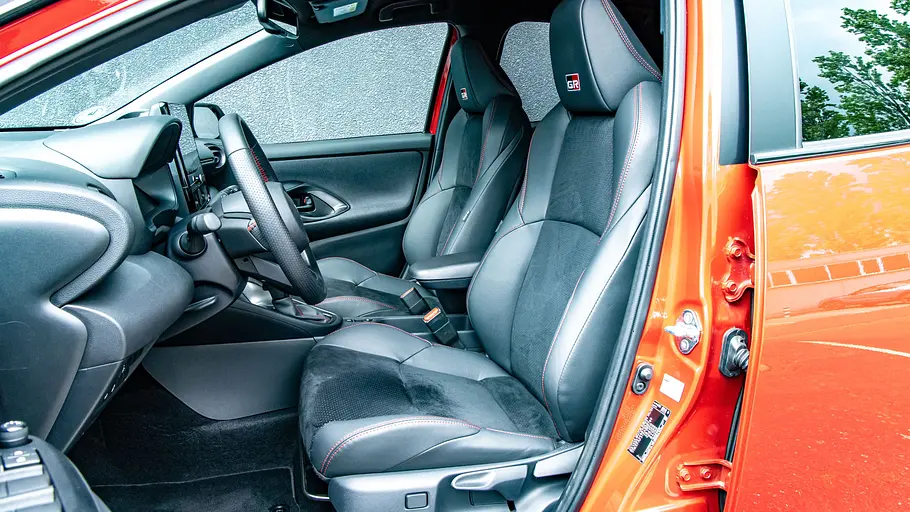 Vordersitze des Toyota Yaris.