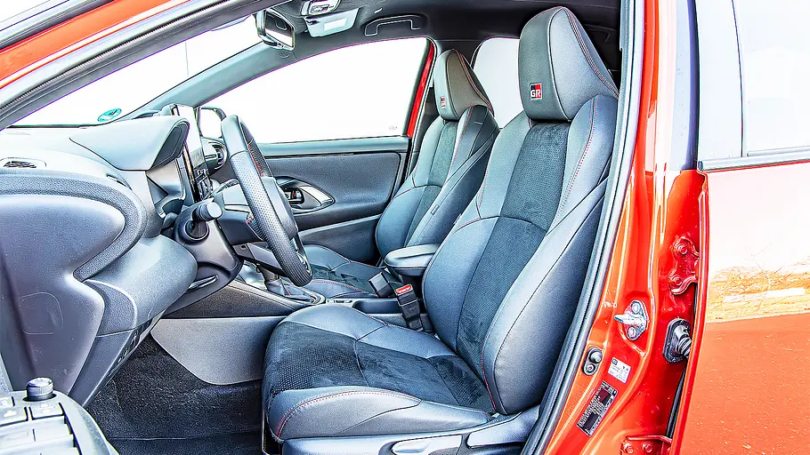 Blick auf die Vordersitze im Innenraum des Toyota Yaris.