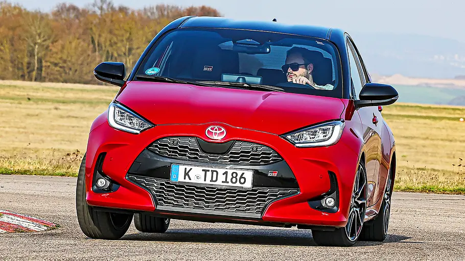 Blick von schräg vorne auf den fahrenden Toyota Yaris.