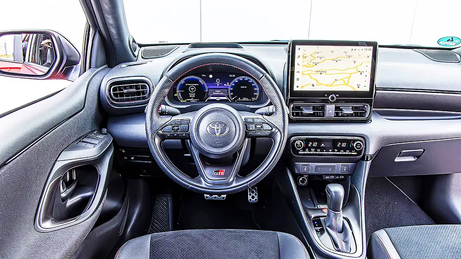 Blick auf die Armaturen im Innenraum des Toyota Yaris.