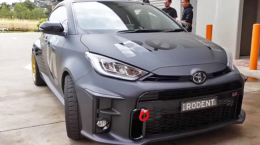 Der Toyota GR Yaris von Powertune Australia statisch von schräg vorne fotografiert.