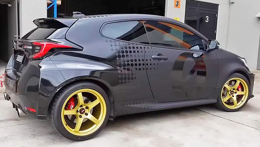 Der Toyota GR Yaris von Powertune Australia statisch von schräg hinten fotografiert.