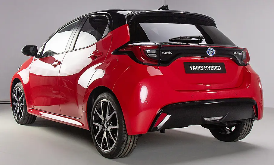 Der Toyota Yaris (2020) statisch von schräg hinten fotografiert.