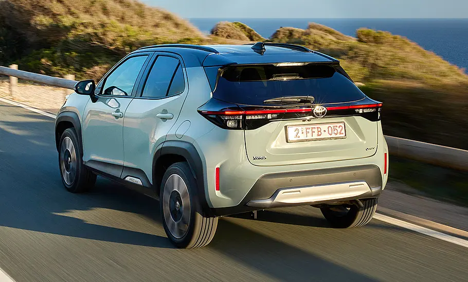Toyota Yaris Cross Facelift (2024); fahrend, von hinten (Heck)
