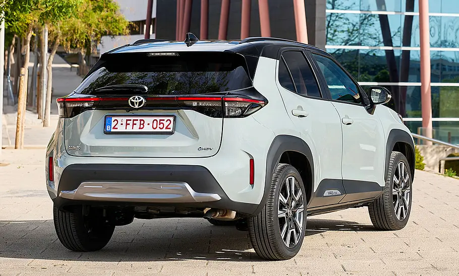 Toyota Yaris Cross Facelift (2024); stehend, von hinten (Heck)