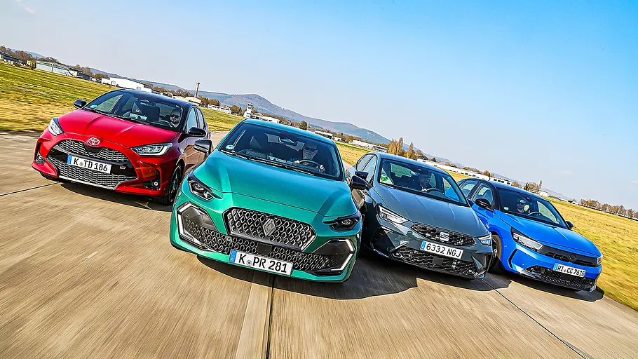 Blick von vorne auf die vier fahrenden Kleinwagen Toyota Yaris, Renault Clio, Seat Ibiza und Opel Corsa.
