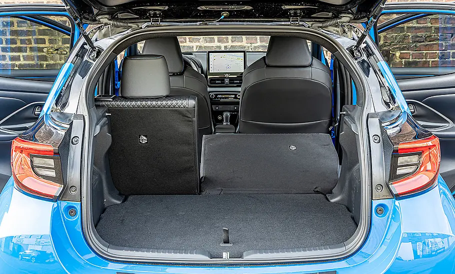 Der Kofferraum des Toyota Yaris 1.5 VVT-i Hybrid 130; die Rücksitzlehne ist zu 2/3 umgeklappt.