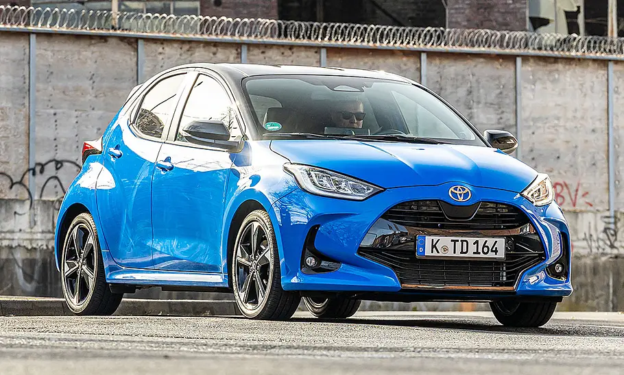 Toyota Yaris 1.5 VVT-i Hybrid 130 Der Toyota Yaris 1.5 VVT-i Hybrid 130 stehend von schräg vorne fotografiert.