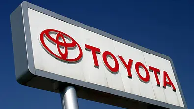 Ein Bild von einem Toyota-Schild vor blauem Hintergrund. - Foto: Imago Ein Bild von einem Toyota-Schild vor blauem Hintergrund. - Foto: Imago