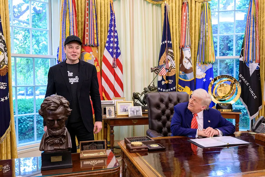 Elon Musk und Donald Trump im weißen Haus.