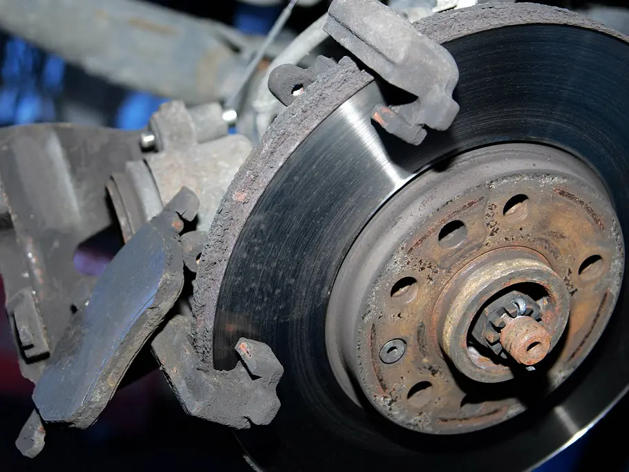 Die Bremsscheibe an einem Auto.