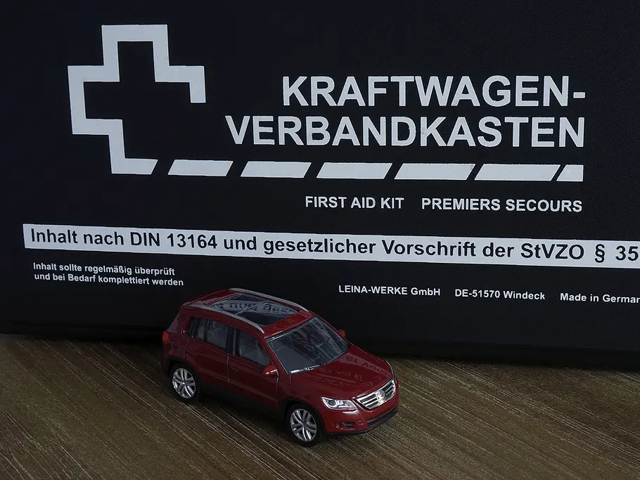 Ein Verbandkasten und ein Modellauto.