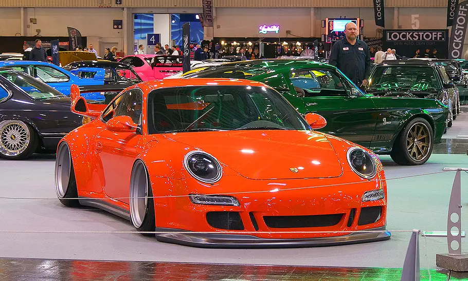 Blick von schräg vorne auf den getunten Porsche 911 (997).
