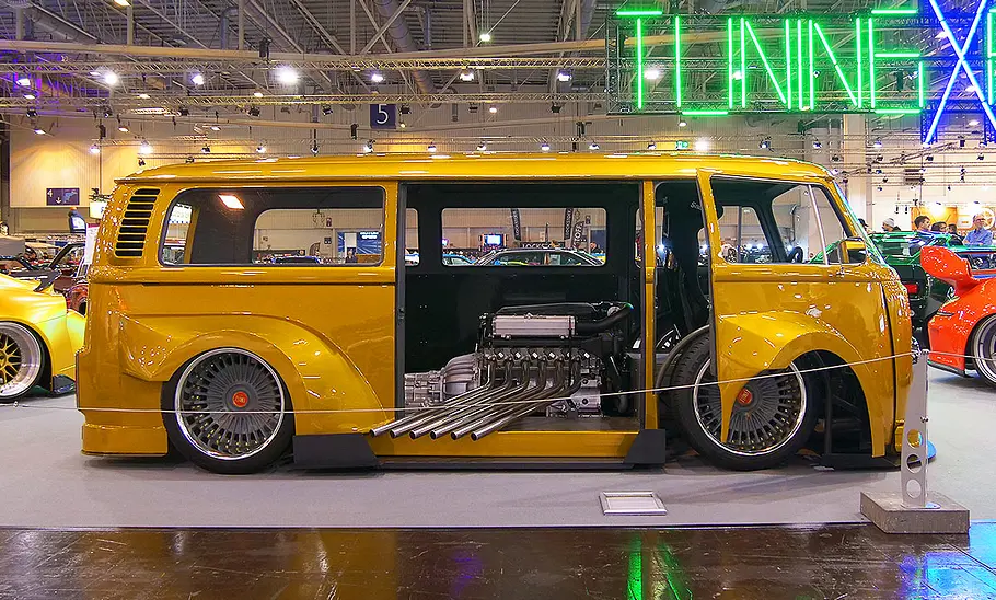 Blick von der Seite auf den getunten VW T2.