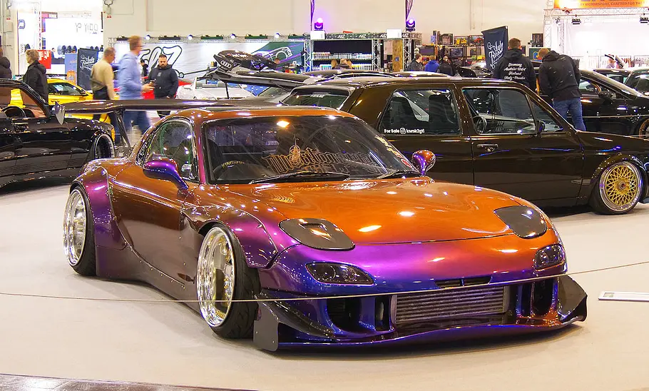 Blick von schräg vorne auf einen getunten Mazda RX-7.