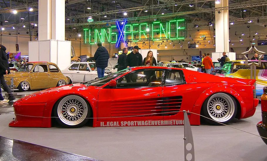 Blick von der Seite auf den getunten Ferrari Testarossa.