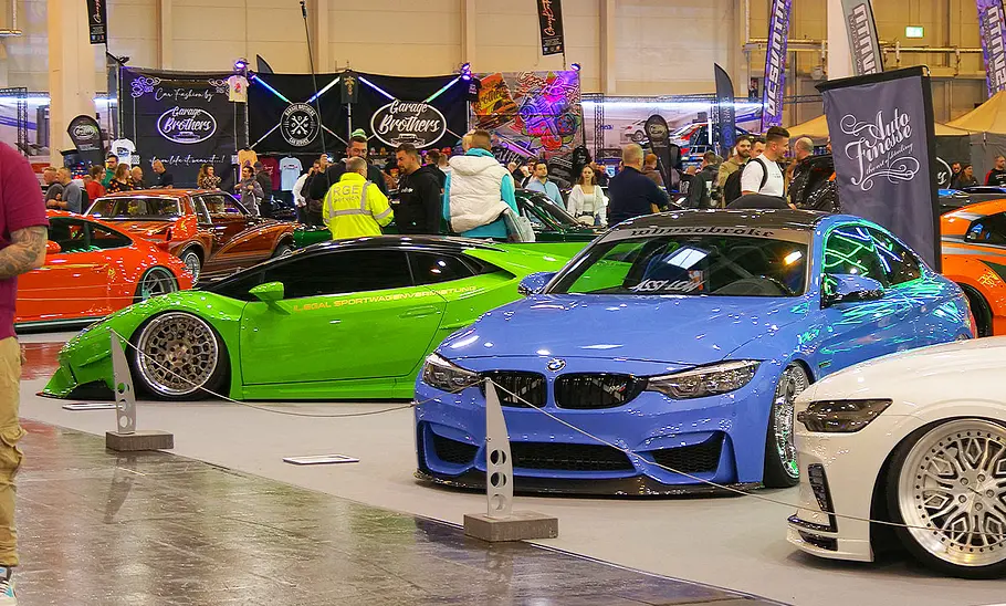 Blick von der Seite auf den getunten BMW M4 und Lamborghini Huracán.
